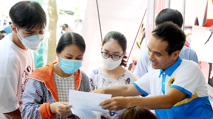 Trường đại học Giao thông vận tải tư vấn tuyển sinh cho thí sinh. Ảnh: HẢI NAM