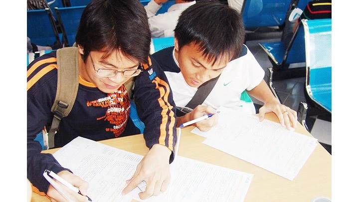 Cần cẩn trọng trong kê khai thông tin cá nhân khi sử dụng một số dịch vụ. Ảnh: NGUYỆT ANH