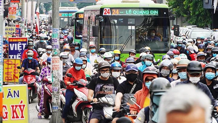 Xe bus lưu thông trong “vòng vây” của phương tiện cá nhân.