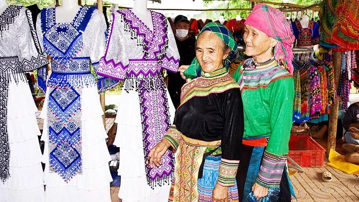 Bà con dân tộc được đến với không gian quen thuộc. Ảnh: HUY TINH