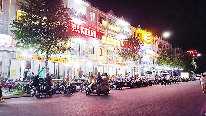 Vào mỗi giờ tan tầm, các hàng quán thường tập trung rất đông khách.