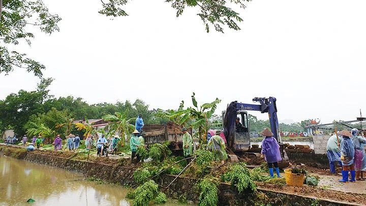 Huy động sức dân vào xây dựng nông thôn mới ở Mỹ Đức.