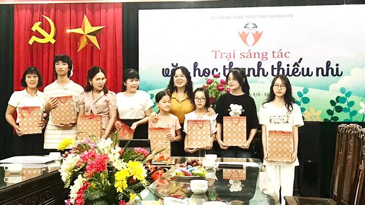 Trao giải thưởng cho các cây bút nhỏ tuổi.