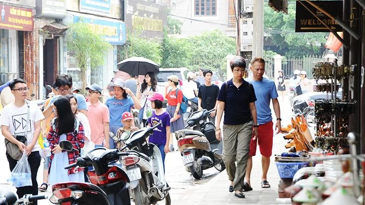 Du khách tham quan Làng gốm Bát Tràng. Ảnh: SONG ANH