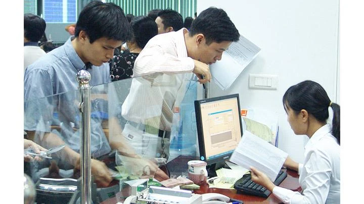Khách hàng có thể bán lại lô lẻ cổ phiếu cho công ty chứng khoán bằng cách ký hợp đồng mua bán. Ảnh: NGUYỆT ANH