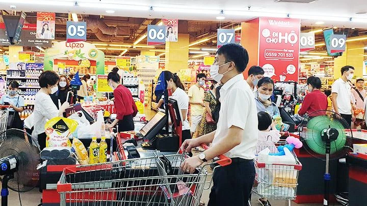 Doanh thu từ bán lẻ đang tăng so với cùng thời điểm năm 2021. Ảnh: NGUYỆT ANH