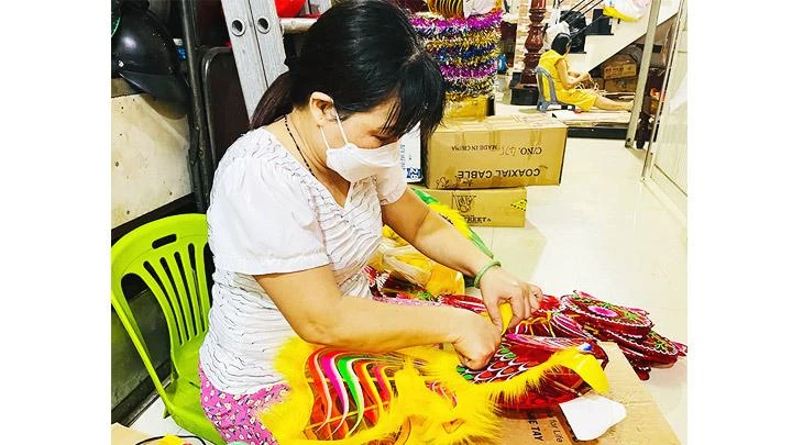 Bà Loan trang trí đèn cá trước khi giao cho khách.