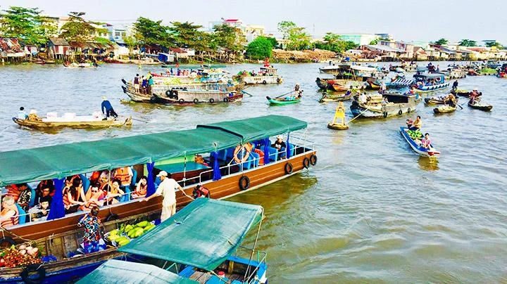 Cần giữ không gian văn hóa và giao thông phù hợp để bảo tồn nét đặc sắc của chợ nổi Cái Răng. Ảnh: LÊ HOÀNG VŨ