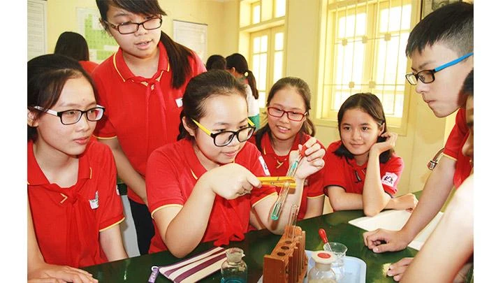 Học sinh được rèn kỹ năng tự học sẽ giảm bớt áp lực học thêm. Ảnh: KHIẾU MINH