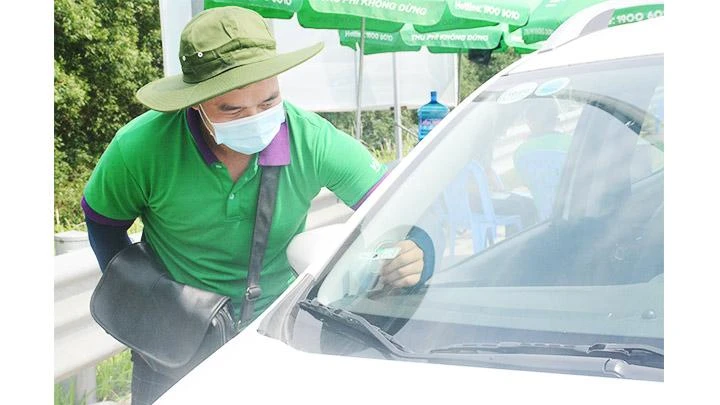 Nên chỉ tổ chức dịch vụ dán thẻ thu phí không dừng trước trạm thu phí.
