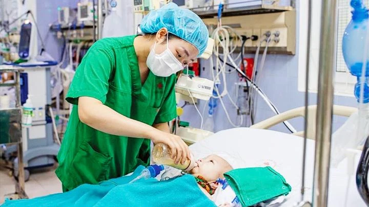 Các cơ sở y tế bảo đảm cơ sở vật chất để chăm sóc người bệnh.
