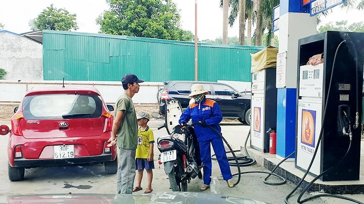 Các thương nhân kinh doanh xăng, dầu đầu mối chủ động tìm kiếm các nguồn xăng, dầu có mức giá tốt để tiết giảm chi phí. Ảnh: SONG ANH