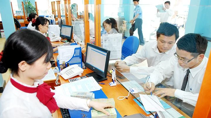 Các tổ chức tín dụng tiếp tục rà soát tiết giảm các chi phí hoạt động để giữ ổn định mặt bằng lãi suất cho vay hỗ trợ người dân và doanh nghiệp. Ảnh: BẮC SƠN