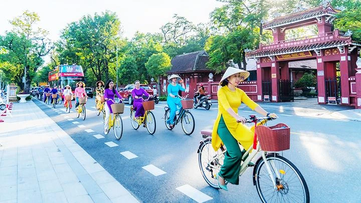 Áo dài với “giao thông xanh”