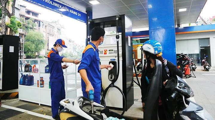 Nhiều giải pháp đang được triển khai nhằm ổn định thị trường xăng, dầu. Ảnh: KHIẾU MINH