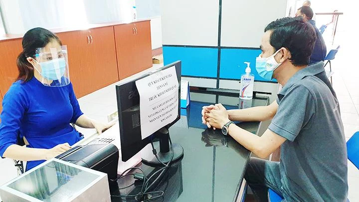 Khách có thể mua vé trực tiếp tại ga hoặc trên các ứng dụng, trang web đã được công bố.