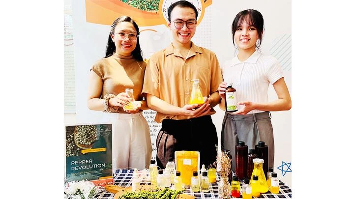 Các thành viên nhóm PEPPER REVOLUTION với sản phẩm của mình.