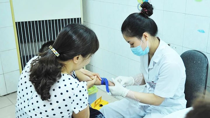 Cán bộ, nhân viên ngành y cần nhiều chế độ đãi ngộ. Ảnh: HẢI NAM