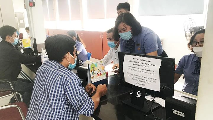 Hành khách đến mua vé tàu Tết Quý Mão 2023 tại ga Sài Gòn trong ngày đầu bán vé tàu Tết.