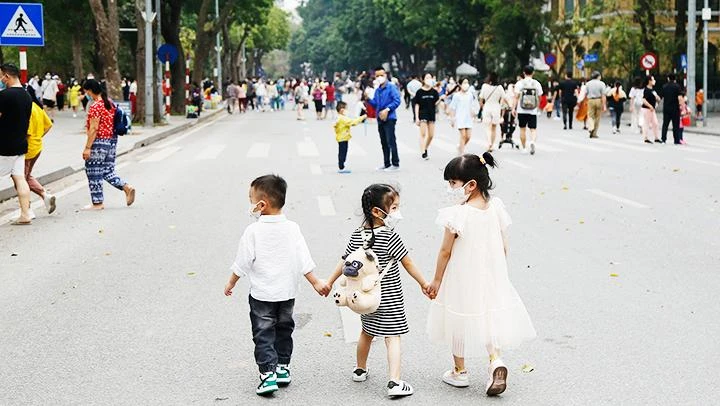 Phố đi bộ quanh hồ Hoàn Kiếm thu hút du khách trong và ngoài nước dịp cuối tuần. Ảnh: KHIẾU MINH