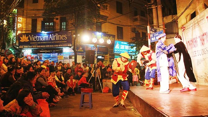 Các sân khấu nghệ thuật truyền thống luôn sáng đèn phục vụ du khách mỗi tối cuối tuần. Ảnh: LÊ MINH