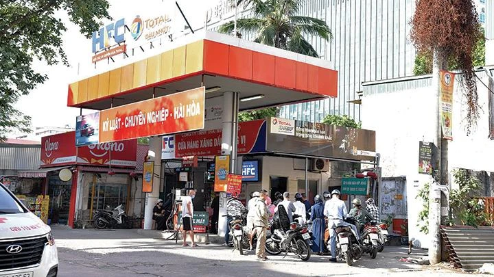 Khách xếp hàng trước Cửa hàng xăng dầu Cống Vị (Ba Đình, Hà Nội).