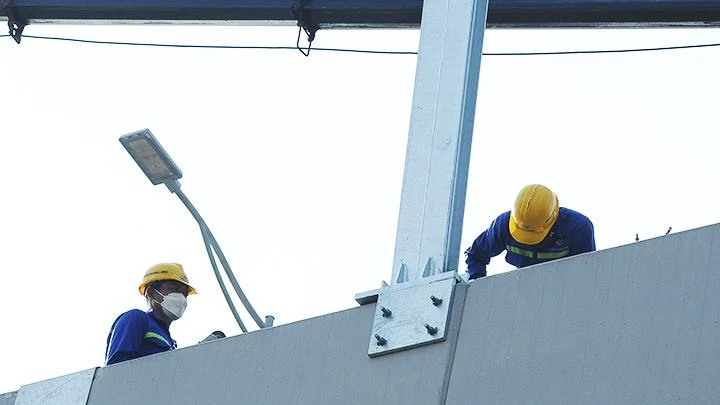 Lắp đặt các công đoạn cuối của dự án đường vành đai 3 trên cao. Ảnh: HẢI NAM