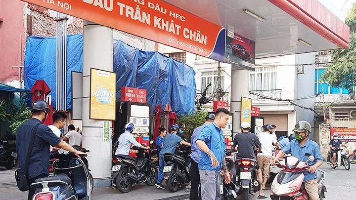 Tình trạng thiếu xăng cục bộ đang xảy ra tại một số nơi trên địa bàn TP Hà Nội.