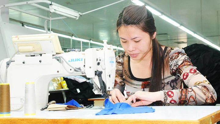 Các doanh nghiệp dệt may đang đứng trước nhiều khó khăn khi giá nguyên vật liệu và chi phí vận chuyển tăng. Ảnh: HẢI NAM
