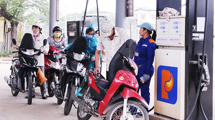 Các cửa hàng bán lẻ xăng, dầu đã hoạt động trở lại. Ảnh: NGUYỆT ANH