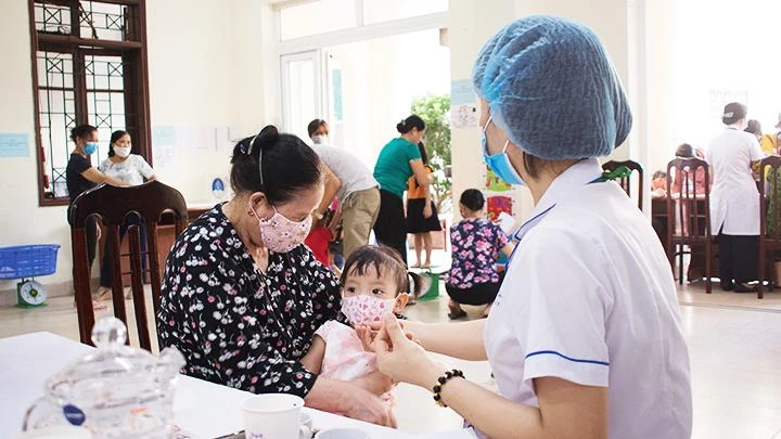 Điểm uống vitamin A của phường Dịch Vọng Hậu, Cầu Giấy, Hà Nội. Ảnh: THOA CHU