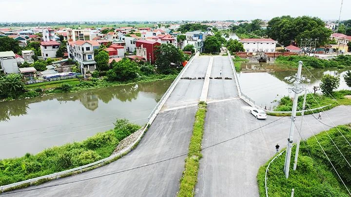 Cầu Chiếc mới đã hoàn thành nhưng chỉ vướng mắc sáu hộ dân ở đầu cầu.