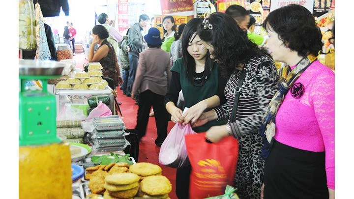 Từ nay đến cuối năm, cần tăng cường kiểm tra an toàn thực phẩm. Ảnh: BẮC SƠN