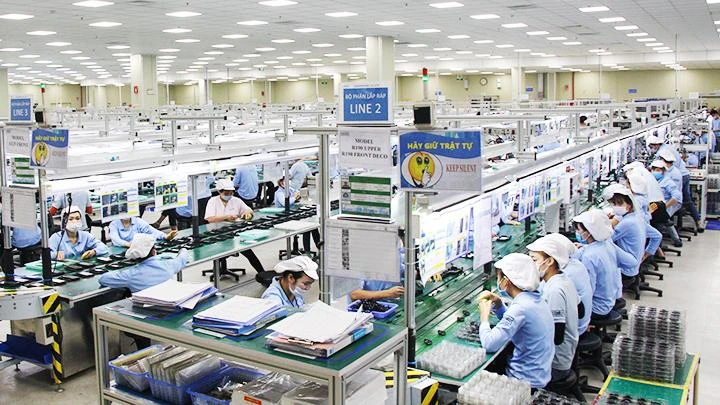 Tăng cường tạo việc làm, chăm lo đời sống sẽ giúp người lao động yên tâm tham gia bảo hiểm xã hội. Ảnh: KIM HIẾU