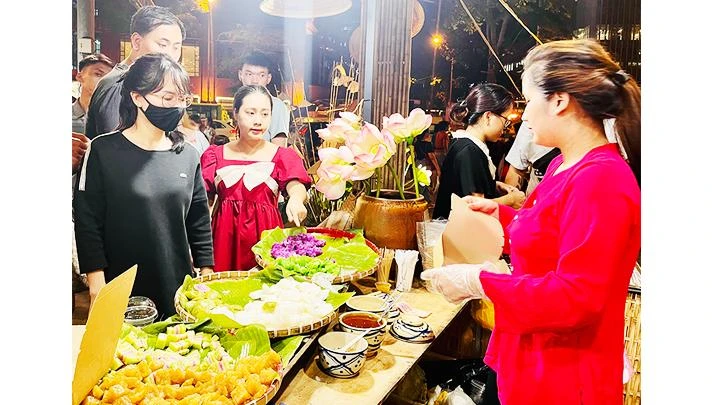 Các món ăn dân dã vẫn thu hút du khách mọi lứa tuổi.