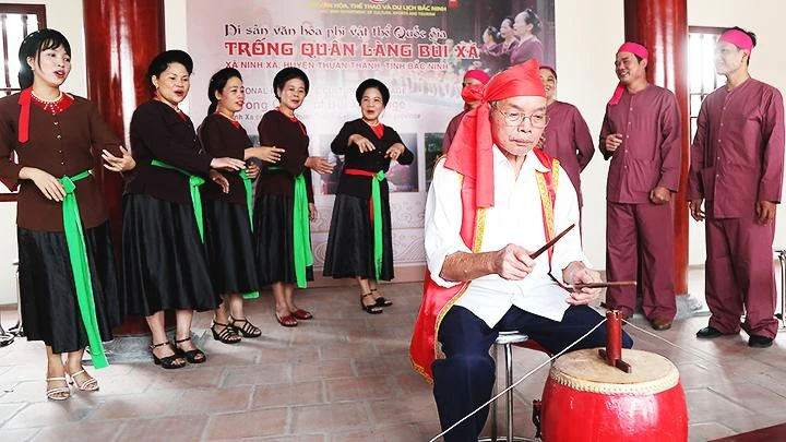 Nghệ thuật hát trống quân Bùi Xá có từ thế kỷ 13, thời nhà Trần được người dân xã Ninh Xá (Thuận Thành, Bắc Ninh) ý thức gìn giữ và phát triển cho đến ngày nay. Ảnh: KHIẾU MINH