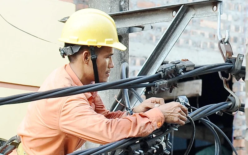 Cần rà soát lại chi phí giá điện để có giải pháp phù hợp. Ảnh: NGUYỆT ANH