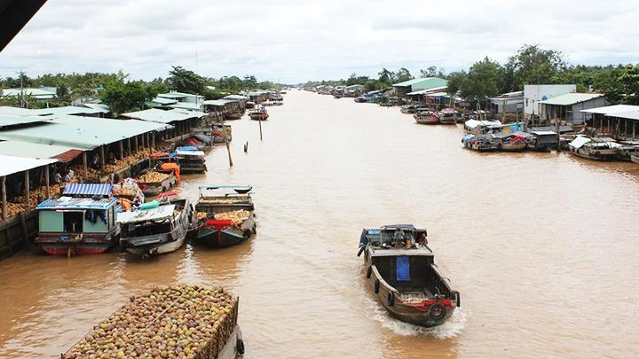 Một đoạn sông Thom chảy qua địa bàn huyện Mỏ Cày Nam và Mỏ Cày Bắc (tỉnh Bến Tre).