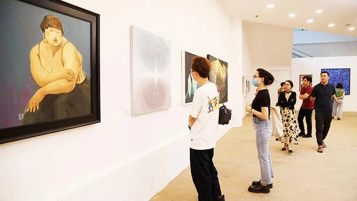 Cần tăng cường công tác đánh giá, phê bình các tác phẩm nghệ thuật góp phần nâng cao nhận thức thẩm mỹ của công chúng. Ảnh: KHIẾU MINH