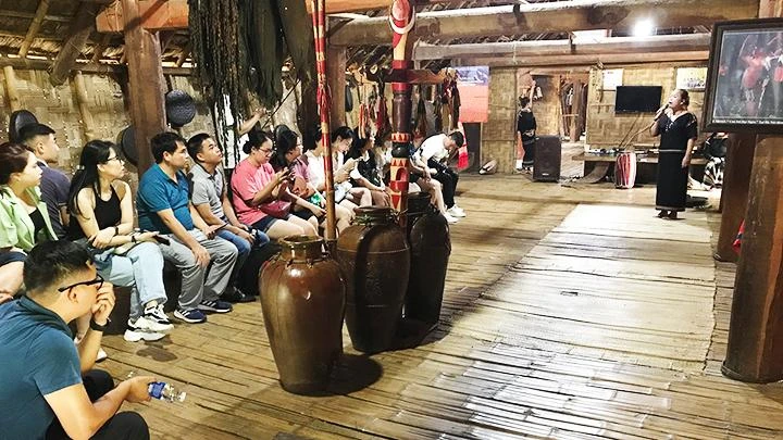 Nhiều nghệ nhân mong mỏi có chính sách đãi ngộ thỏa đáng để làm tốt hơn việc bảo tồn và quảng bá văn hóa dân tộc. Ảnh: QUANG HƯNG