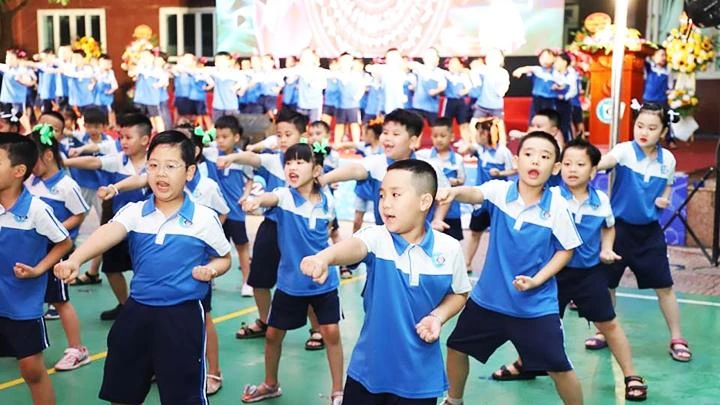 Giờ học thể chất của học sinh tiểu học. 