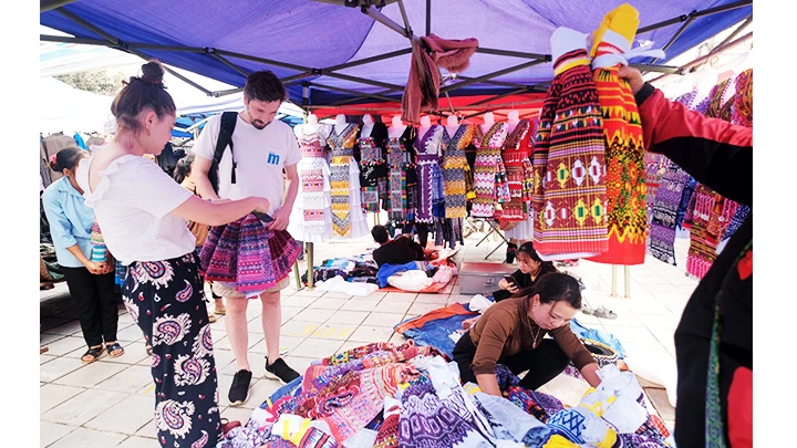 Chọn mua trang phục H’Mông làm quà.