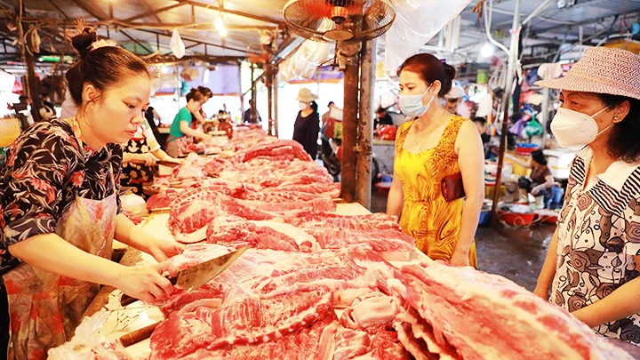 Cần thường xuyên kiểm tra chất lượng thực phẩm tại các chợ trong quá trình cung cấp cho người dân. Ảnh: TTXVN