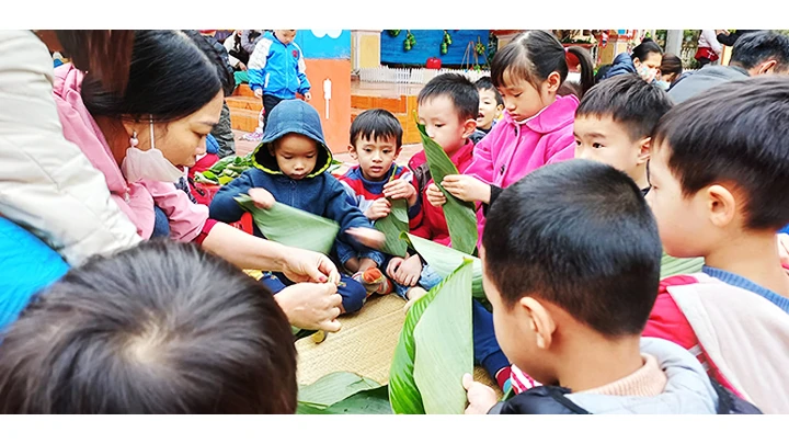 Gói bánh chưng trở thành hoạt động trải nghiệm yêu thích của nhiều bạn nhỏ.