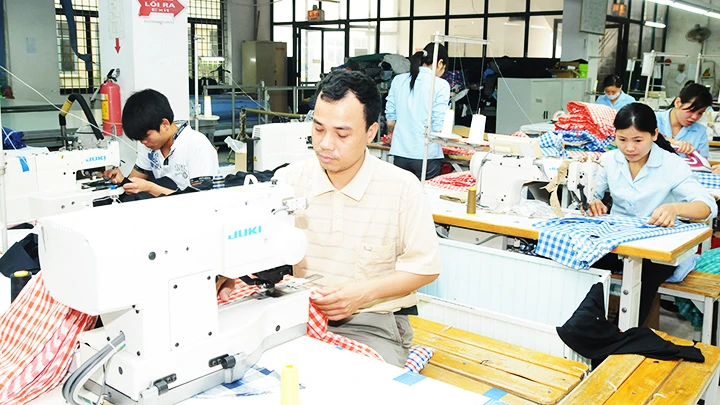 Mức thưởng Tết của các doanh nghiệp trong ngành dệt may tăng khoảng 5-10% so với năm ngoái. Ảnh: HẢI NAM