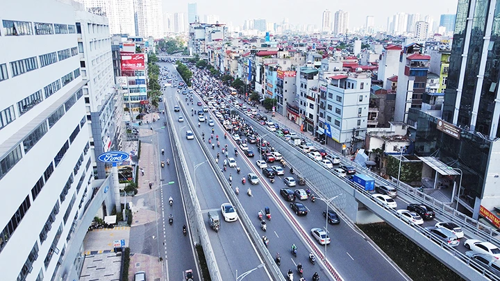 Đường Trường Chinh hướng nút giao thông Ngã Tư Sở-Láng. Ảnh: KHIẾU MINH