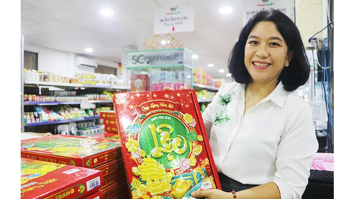 Chị Lê Thị Hồng Thuyên giới thiệu sản phẩm lịch Tết.