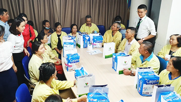 Tặng quà cho bệnh nhân tại Bệnh viện Lão khoa trung ương. Ảnh: BẮC SƠN