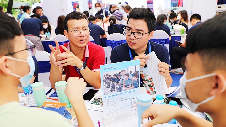 Cán bộ tư vấn của Trường đại học Phenikaa tư vấn tuyển sinh. Ảnh: TTXVN