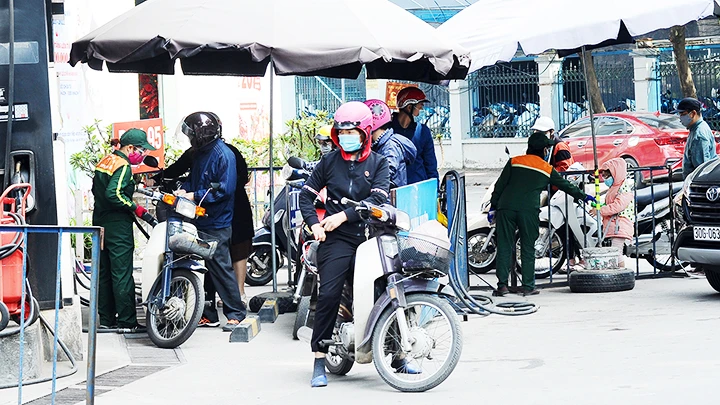 Hiện các cửa hàng bán lẻ đang được tính mức chiết khấu bán hàng ngưỡng 100-200 đồng/lít xăng, dầu. Ảnh: NAM ANH